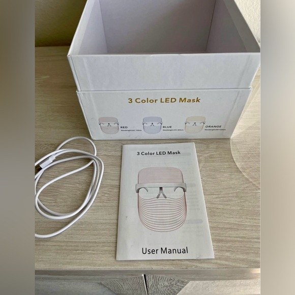 LED Light Therapy Mask - Picture 7 of 8